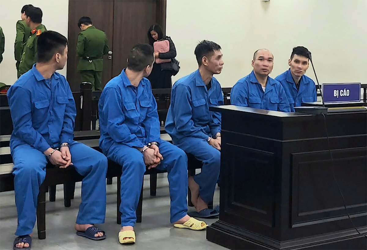 Thợ Kim Hoàn Chế Tác Vàng Giả Lừa Đảo Hàng Loạt Tiệm Vàng 19 Các bị cáo tại phiên tòa.